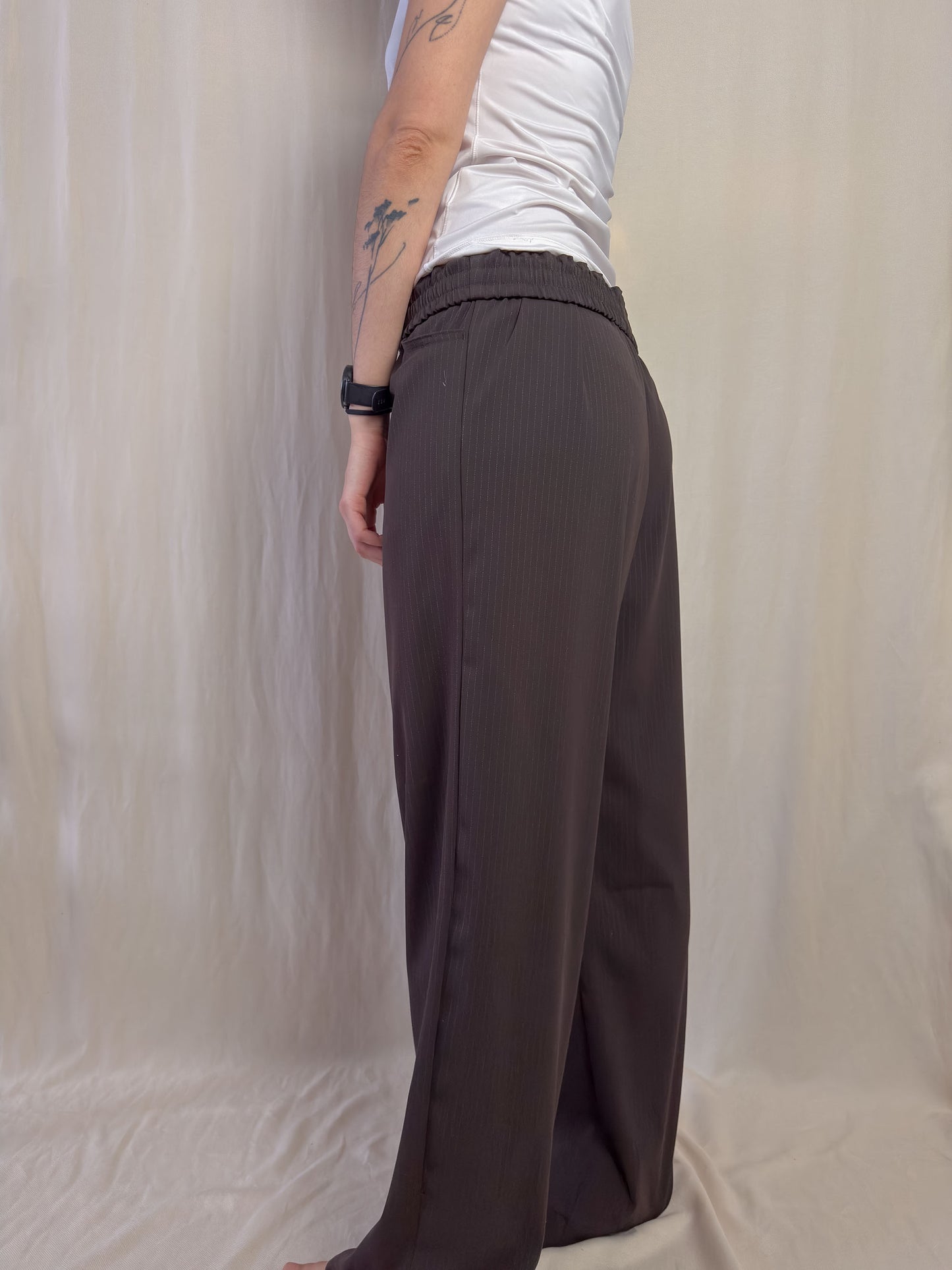 Wide leg trousers in brown pinstripe