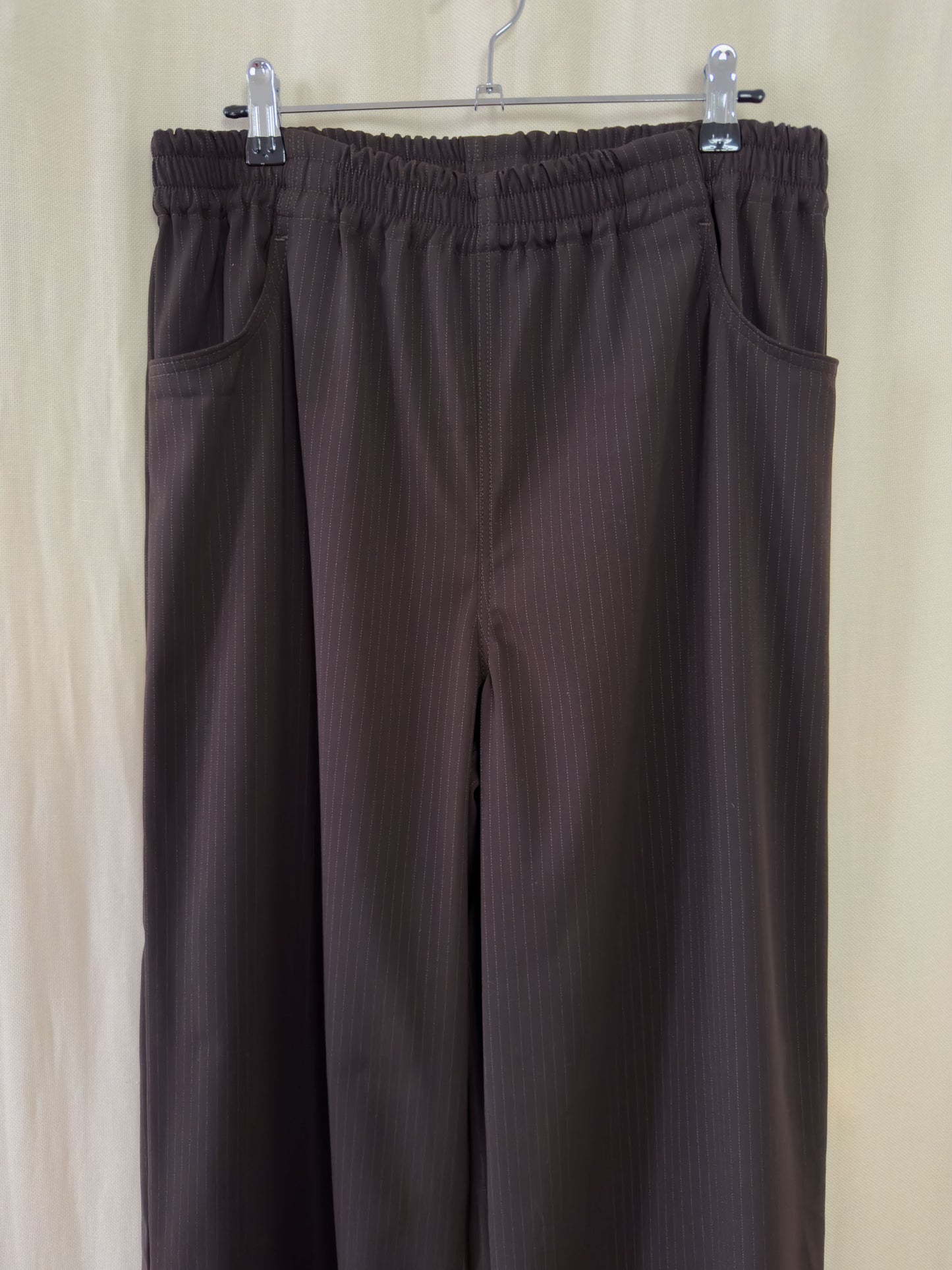 Wide leg trousers in brown pinstripe
