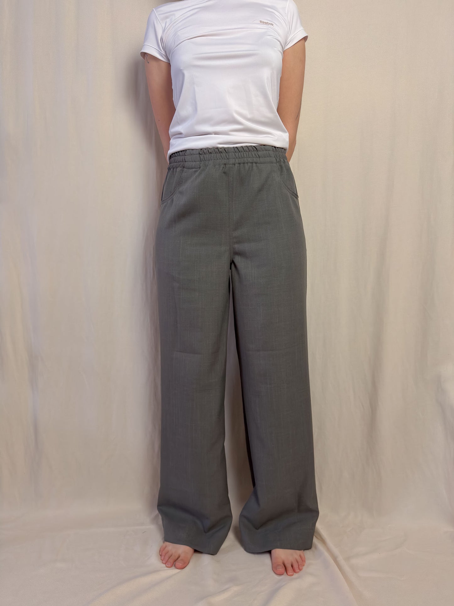 Wide leg trousers in grey