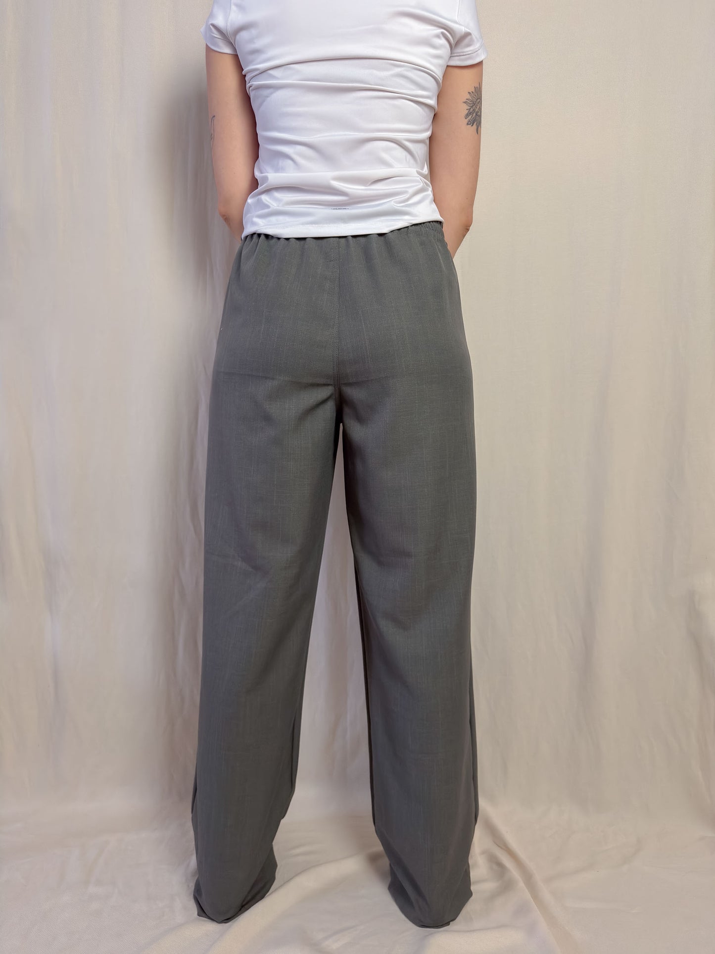 Wide leg trousers in grey