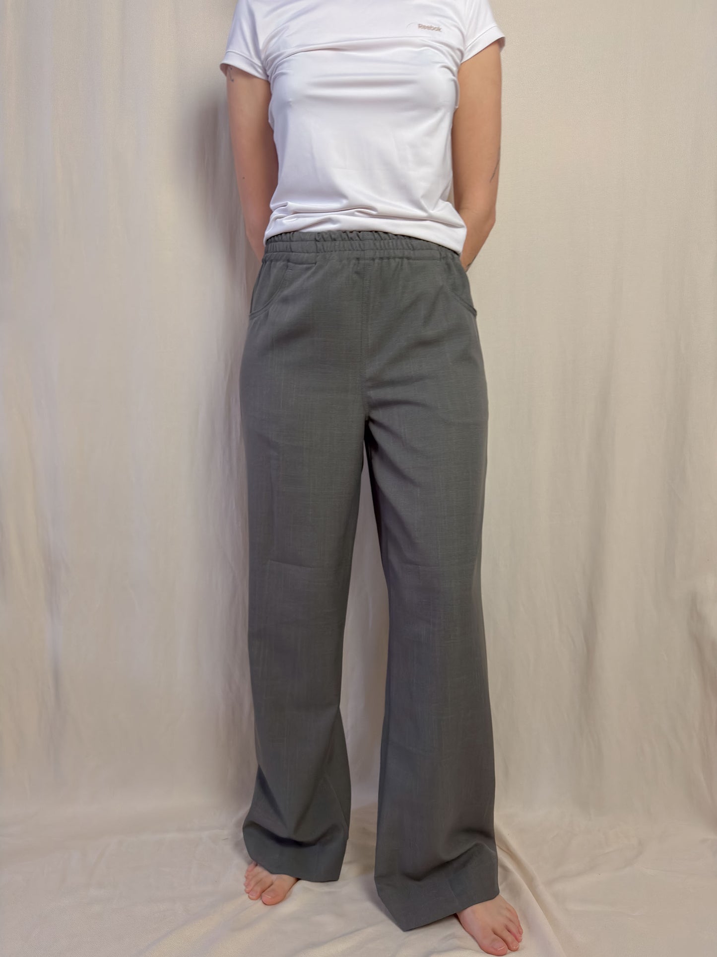Wide leg trousers in grey