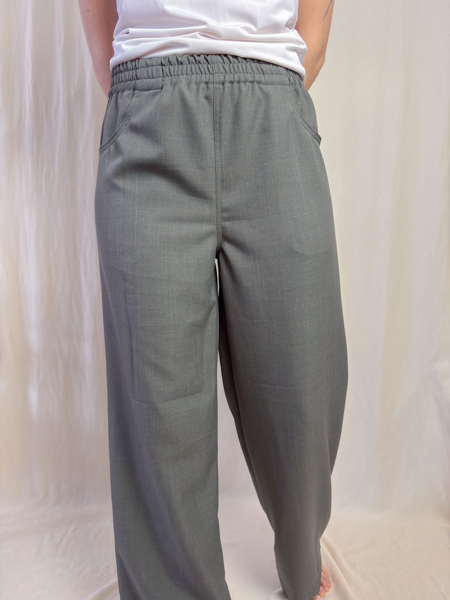 Wide leg trousers in grey