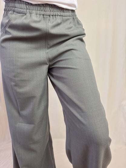 Wide leg trousers in grey