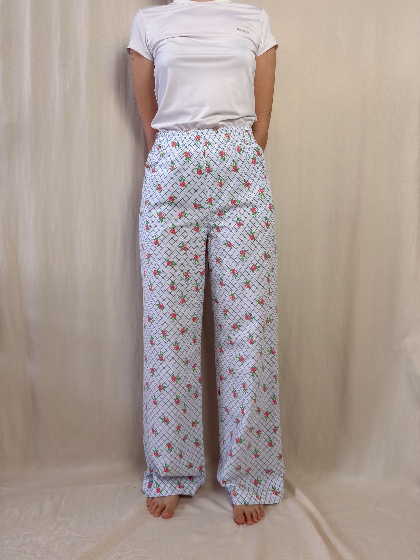 Wide leg trousers in white with red flowers