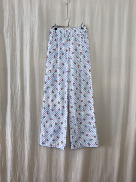 Wide leg trousers in white with red flowers