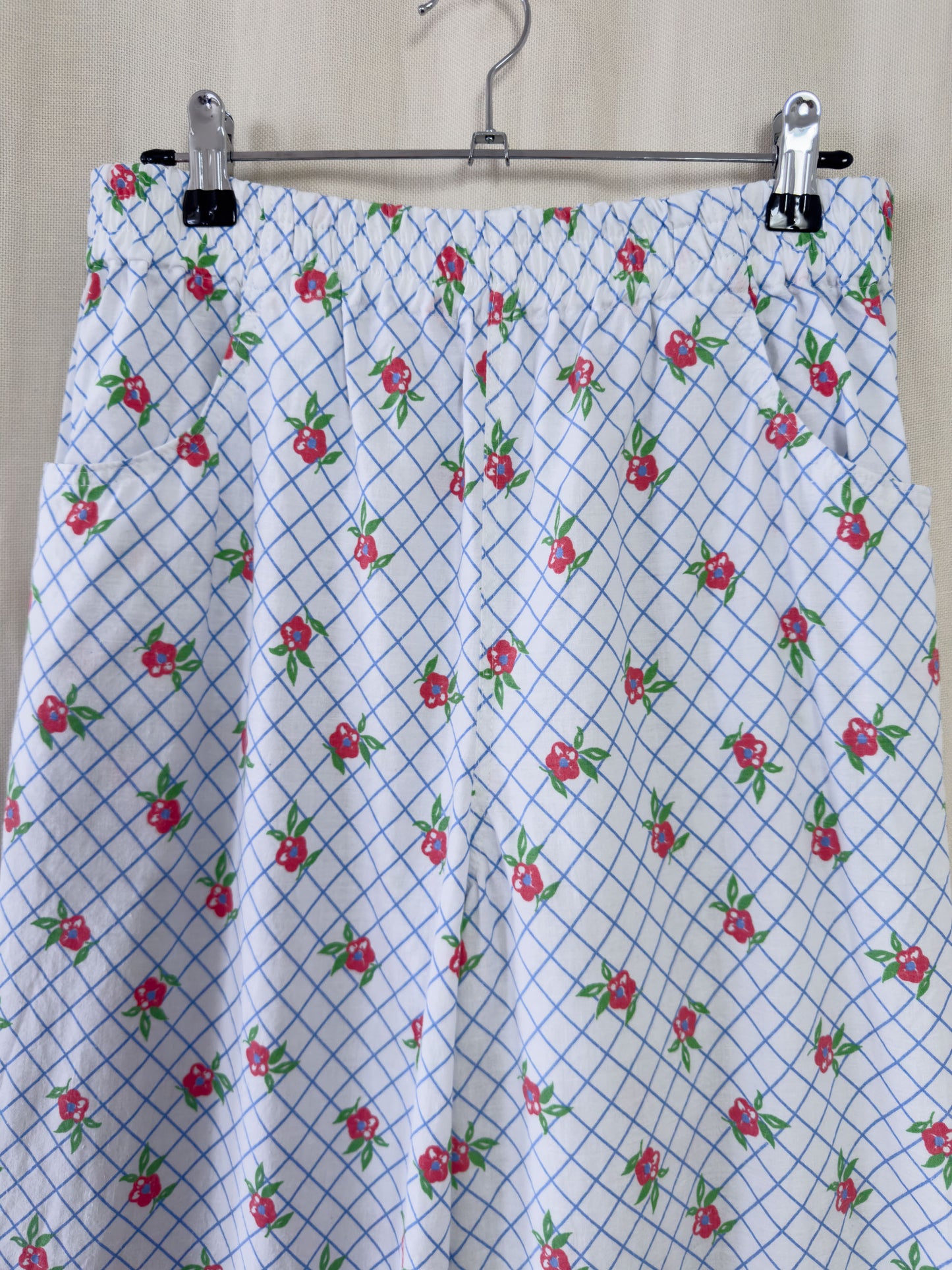 Wide leg trousers in white with red flowers