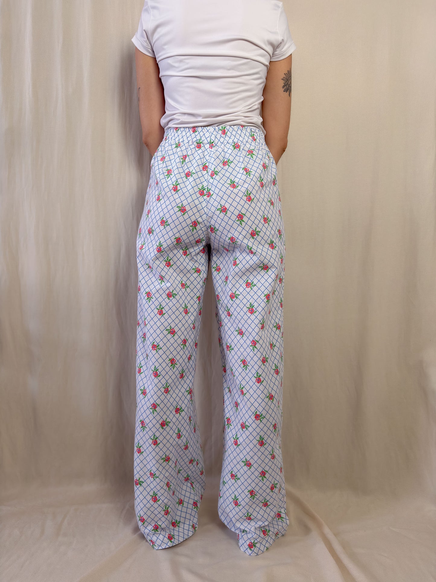 Wide leg trousers in white with red flowers