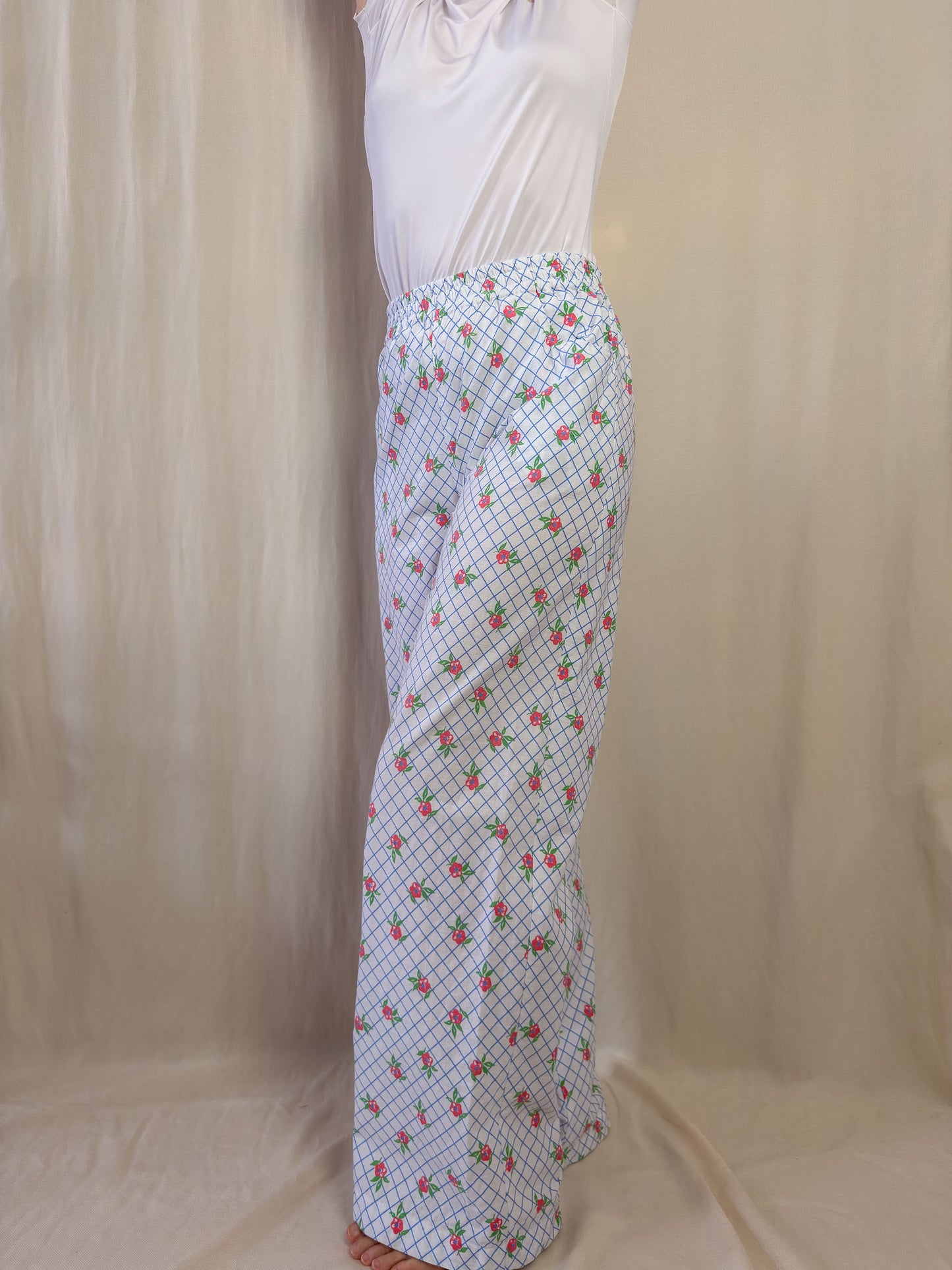 Wide leg trousers in white with red flowers