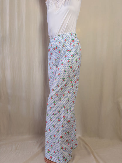 Wide leg trousers in white with red flowers