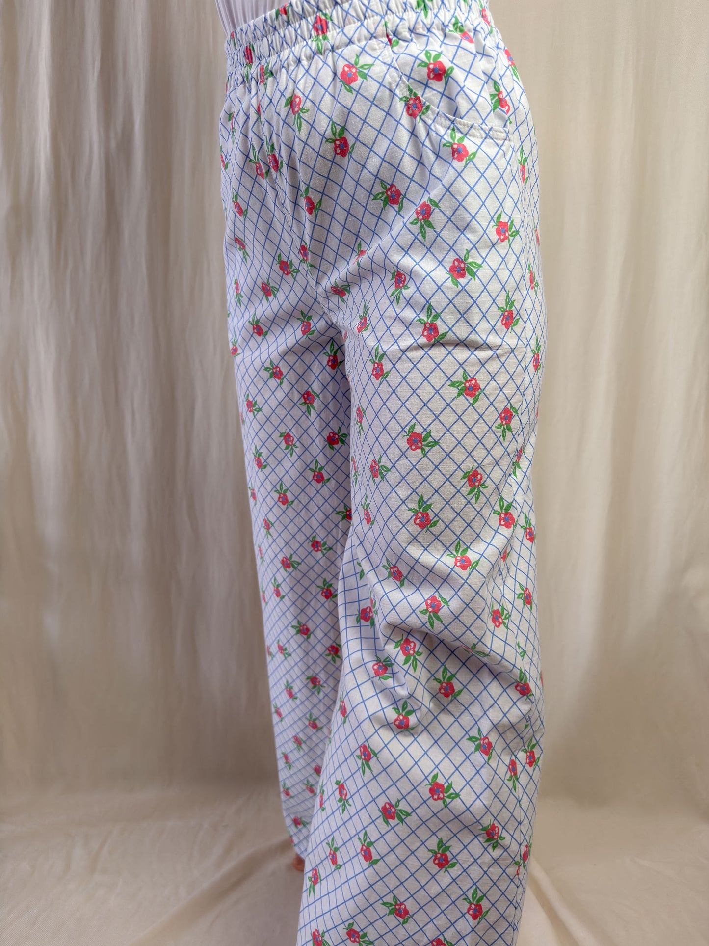 Wide leg trousers in white with red flowers