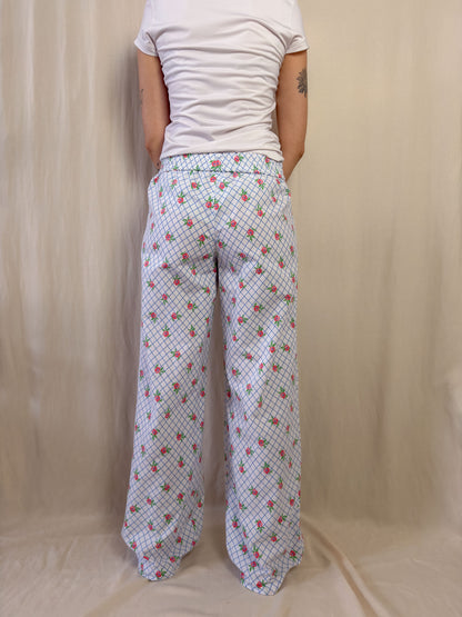 Wide leg trousers in white with red flowers