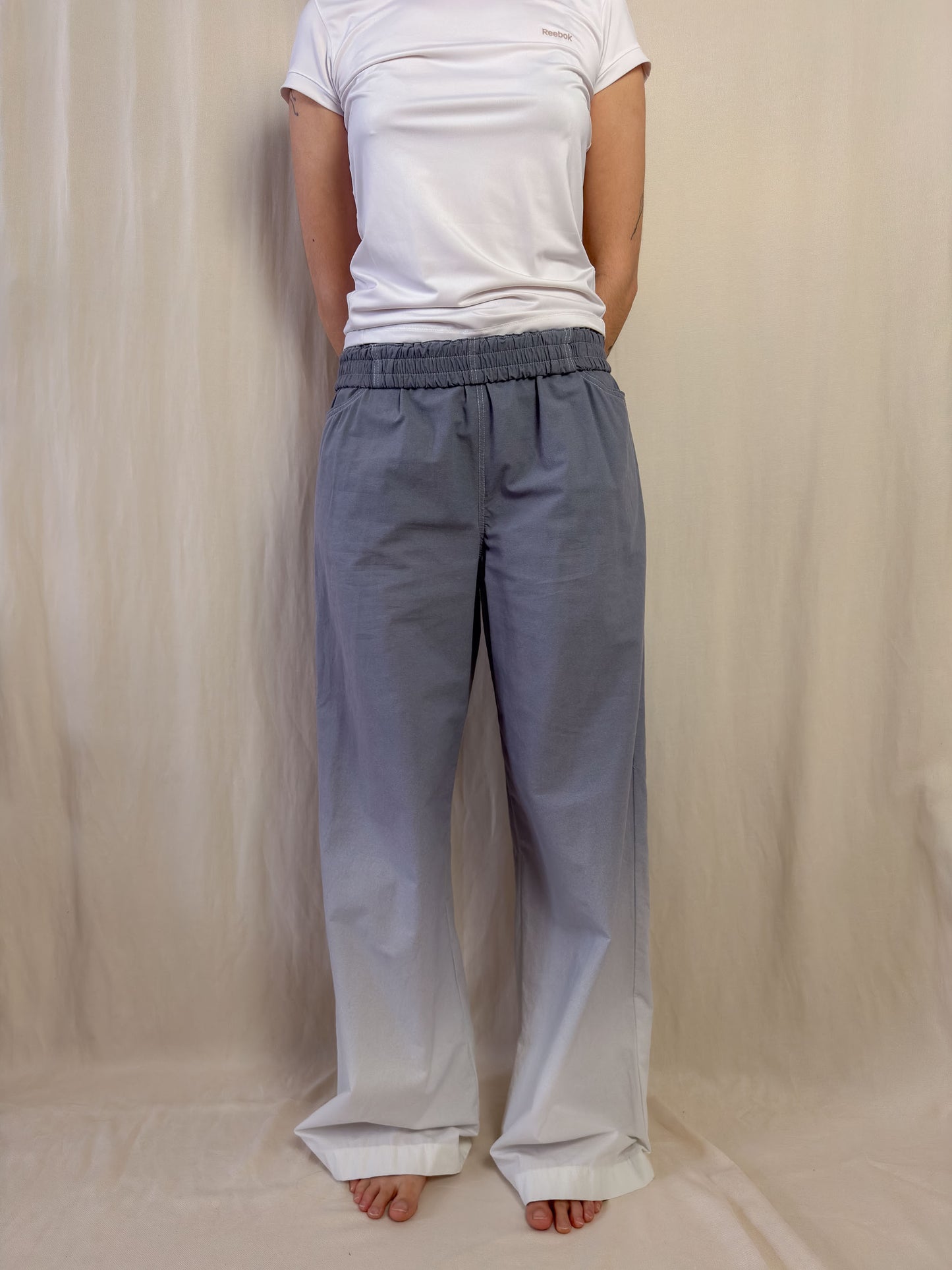 Wide leg trousers in gradient grey to white