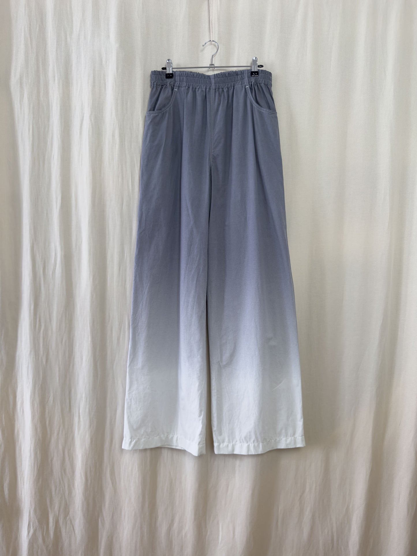 Wide leg trousers in gradient grey to white