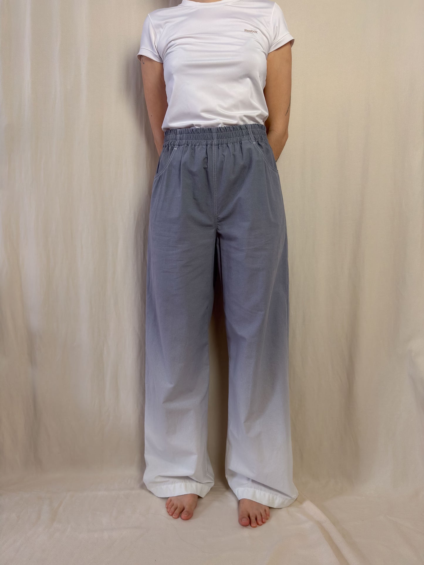 Wide leg trousers in gradient grey to white